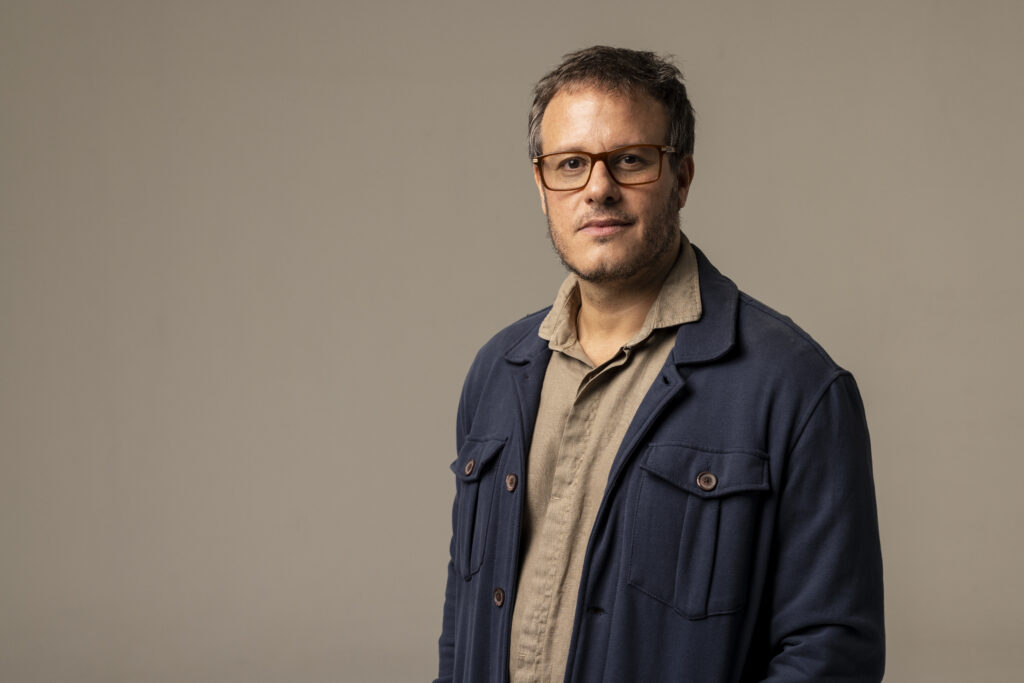 Entre escolhas narrativas e inquietações pessoais, Daniel Berlinsky constrói uma obra que dialoga com o presente sem perder a essência do folhetim. Foto: Jorge Bispo.