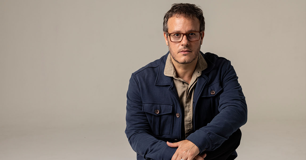 Daniel Berlinsky não escreve apenas histórias, ele atravessa cada uma delas. FOTO Jorge Bispo.