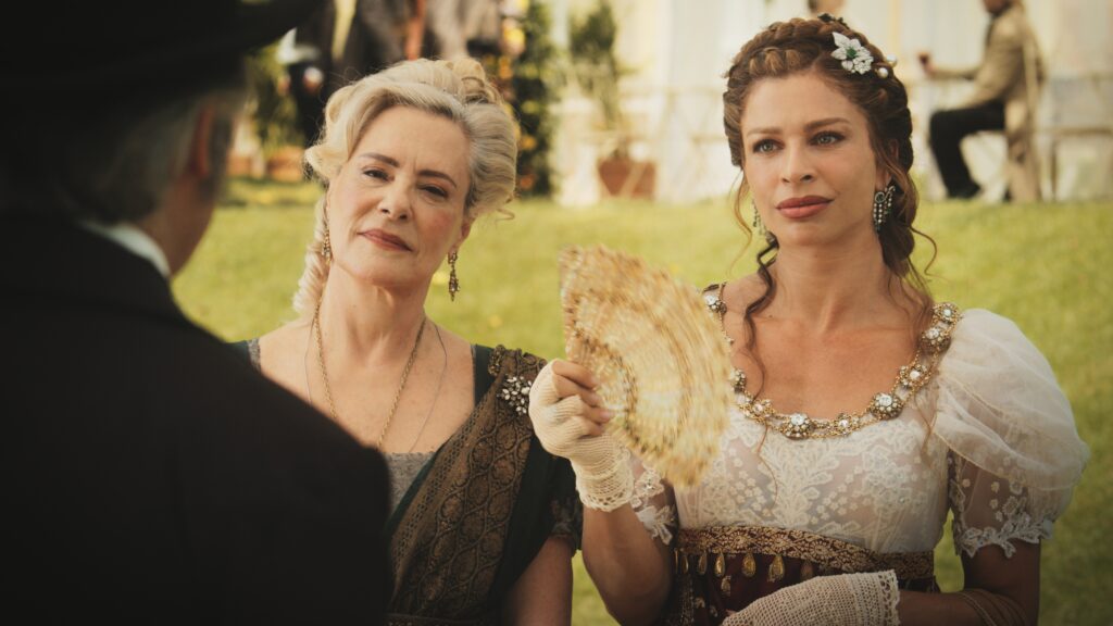 Em cena, duas forças que se enfrentam e se refletem. Beja e Madame Constance traduzem, em olhares e palavras, os jogos de poder que movem a trama. Foto Paguh Santana.