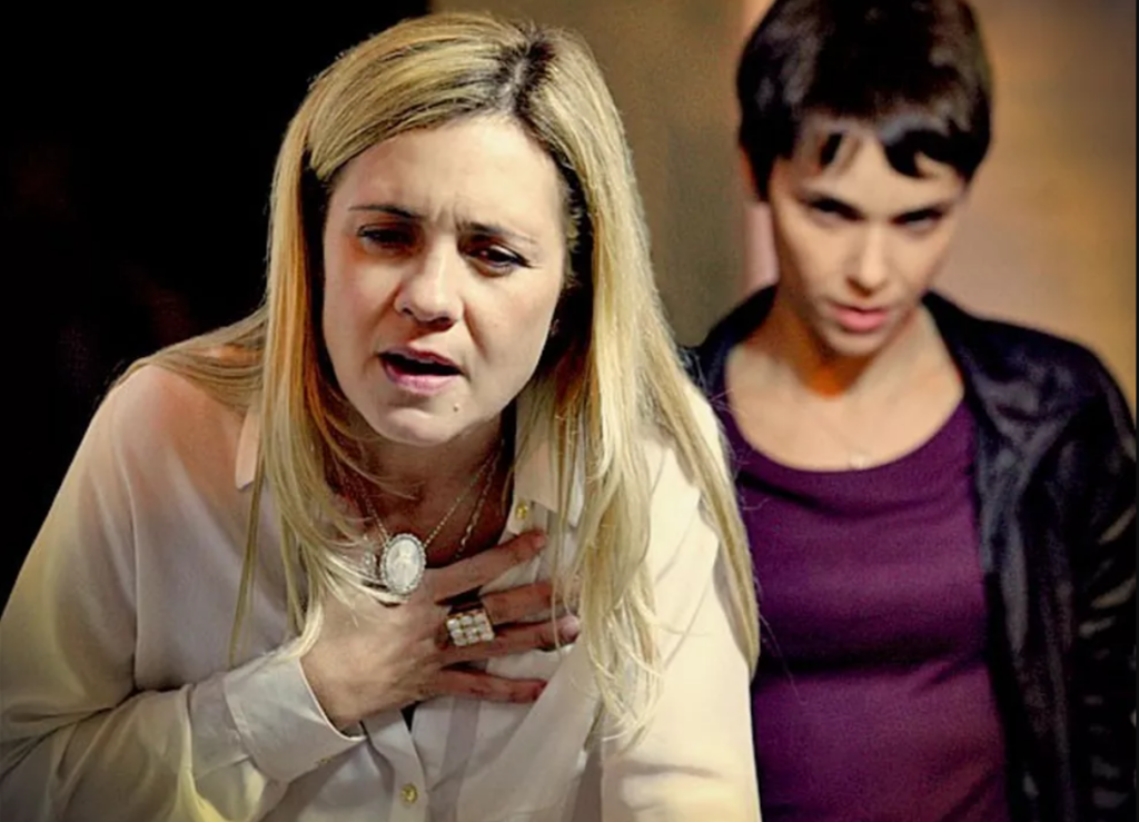 O olhar diz tudo. Entre silêncio e tensão, Débora Falabella e Adriana Esteves construíram um dos embates mais marcantes da teledramaturgia. Foto: Globo