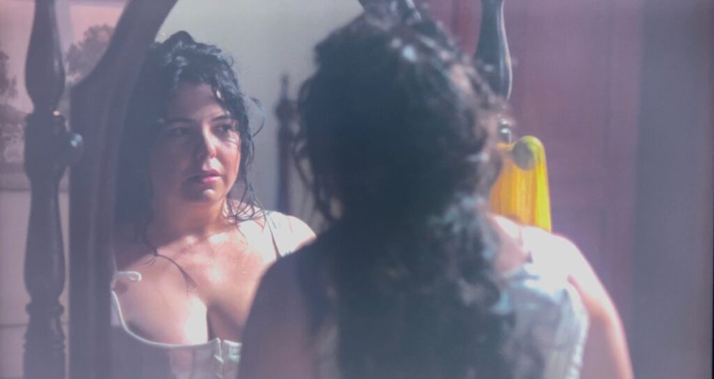 Entre a rigidez de um mundo que tenta moldá-la e o desejo de ser quem é, Carminha encontra na própria sensibilidade sua forma de resistência. Na interpretação de Catharina Caiado, a personagem não pede espaço, ela ocupa, transforma e deixa marcas. Foto: (Divulgação/Acervo Pessoal de Catharina Caiado).