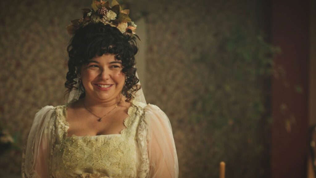 Carminha é leve, mas nunca superficial. Em cena, Catharina Caiado constrói uma mulher atravessada por dores, desejos e uma força silenciosa que insiste em existir, mesmo quando o mundo tenta reduzir quem ela é. Foto (Divulgação/Acervo pessoal de Catharina Caiado).