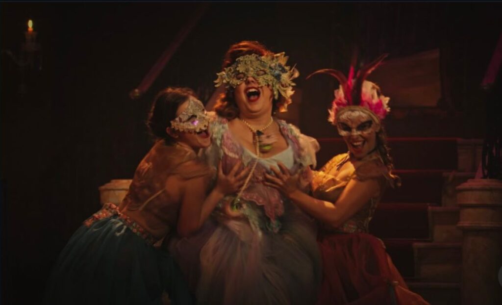 Carminha se permite existir sem culpa, corpo presente, desejo vivo, liberdade em movimento. Na cena, não há julgamento, só a coragem de sentir. E Catharina Caiado traduz esse momento como quem entende que, às vezes, ser livre é simplesmente não pedir permissão para viver. Foto: (Divulgação/Arquivo Pessoal de Catharina Caiado).