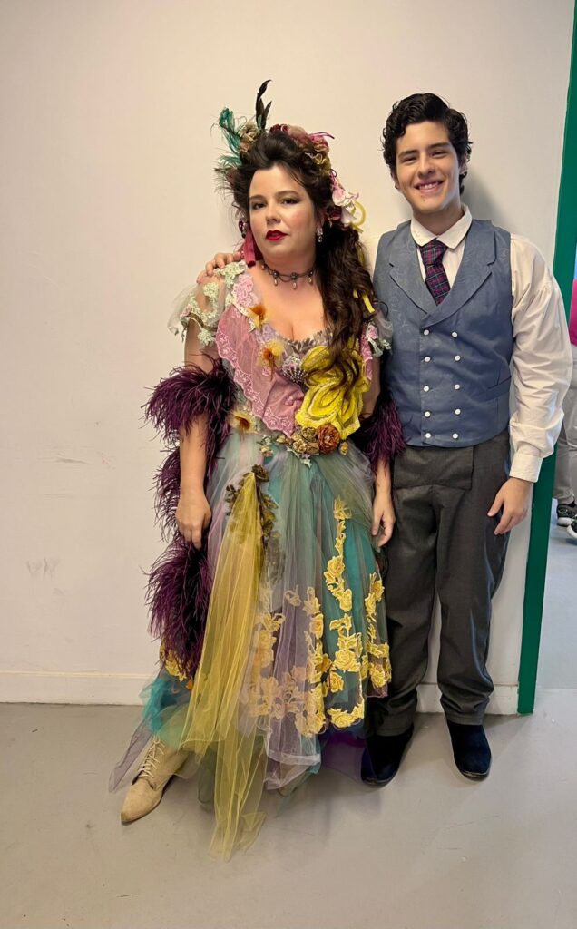 Entre encontros, trocas e cumplicidade, Dona Beja também se constrói nos laços que atravessam o elenco. Nos bastidores e em cena, Catharina Caiado compartilha olhares, escutas e presenças que ajudam a dar vida a uma história onde nenhuma trajetória é solitária. Foto: Divulgação/Arquivo Pessoal de Catharina Caiado.