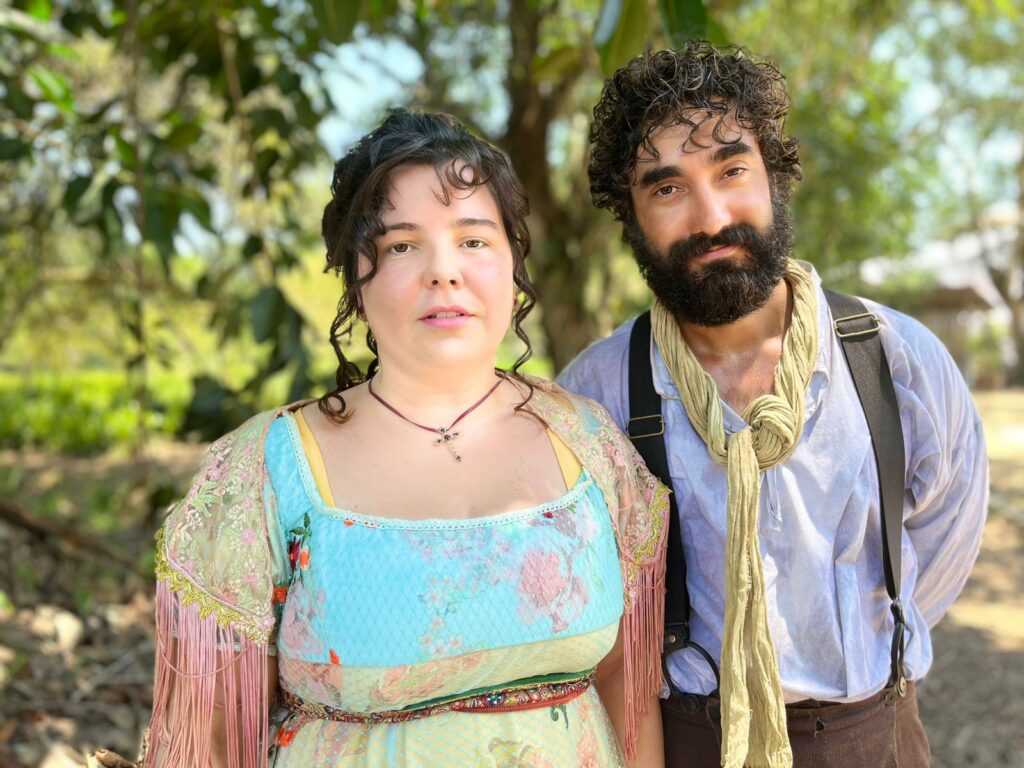 Entre humor, entrega e escuta, Catharina Caiado e Gabriel Godoy constroem um dos casais mais carismáticos de Dona Beja. Carminha e Honorato são encontro, risco e liberdade, daqueles que o público escolhe torcer até o fim. Foto: (Divulgação/Arquivo Pessoal de Catharina Caiado).