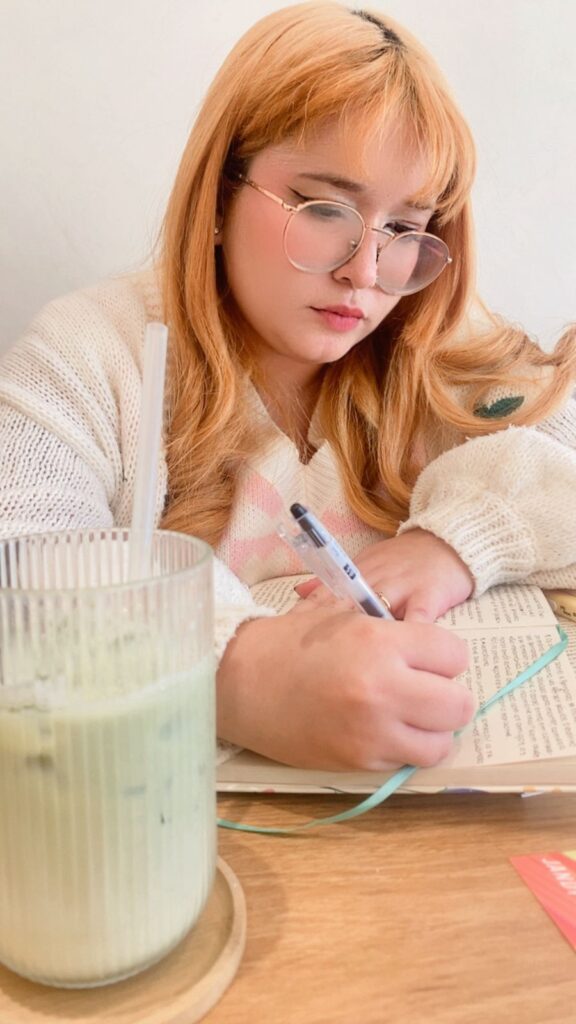 Thainá Toffo escreve sobre o que fica entre as palavras e é justamente aí que sua literatura encontra força.  
Foto: Arquivo pessoal
