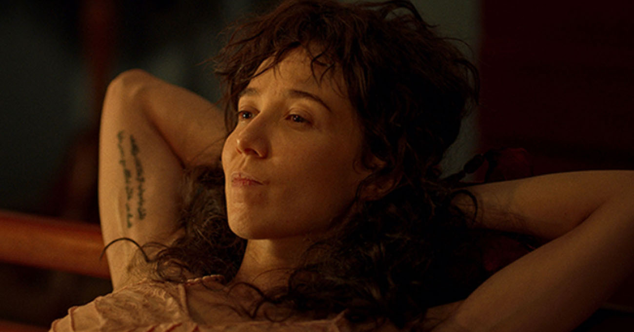 Entre o apocalipse e o cotidiano: por que Enterre Seus Mortos redefine o terror brasileiro. Marjorie Estiano protagoniza o longa ao lado de Selton Mello. Foto: Rui Poças