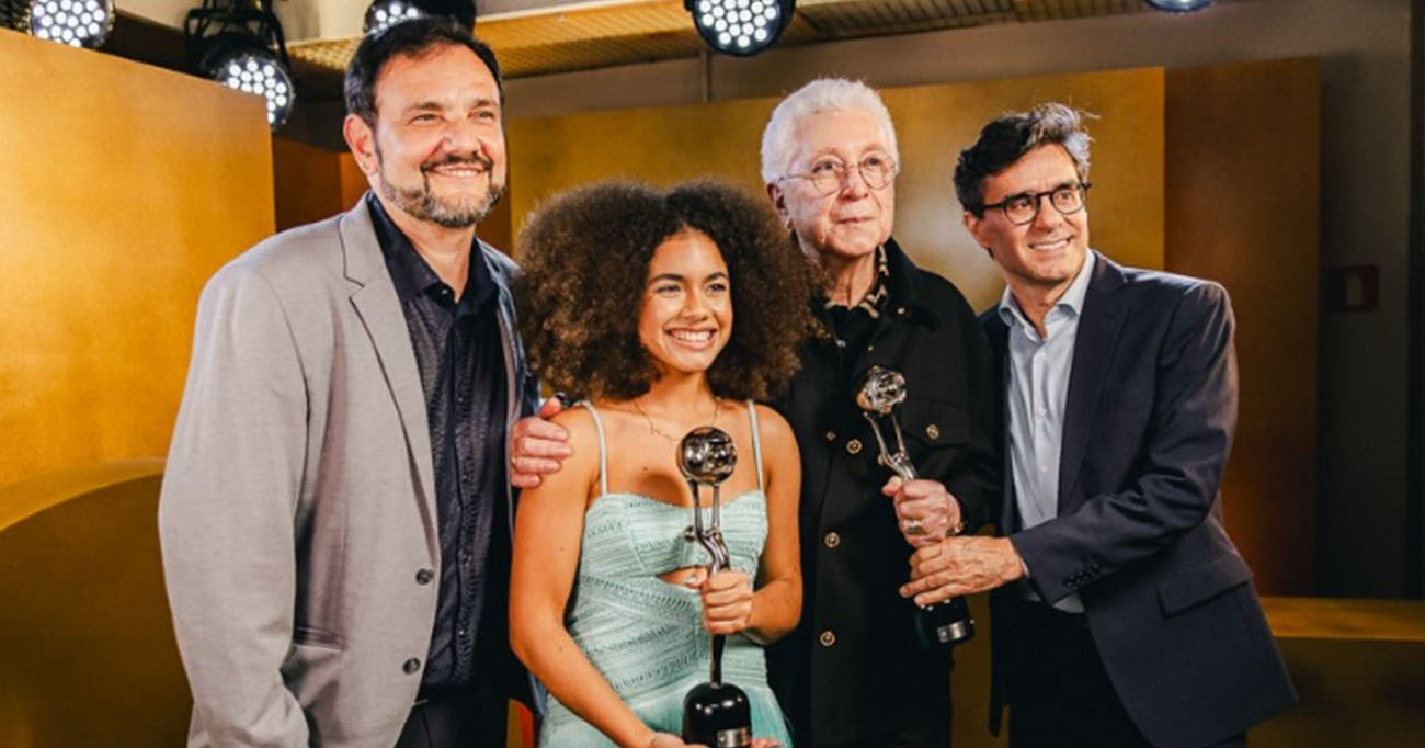 Equipe de Três Graças comemora o prêmio de Novela do Ano, consolidando a produção como uma das mais marcantes de 2025 na televisão brasileira. Foto: Divulgação/TV Globo