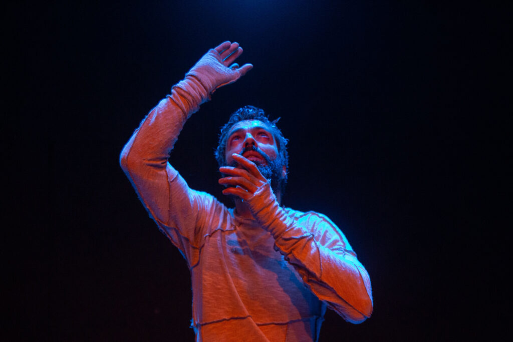 “A proximidade deixa tudo mais potente”, afirma o ator sobre a força do teatro intimista. Foto: Lorena Zschaber 