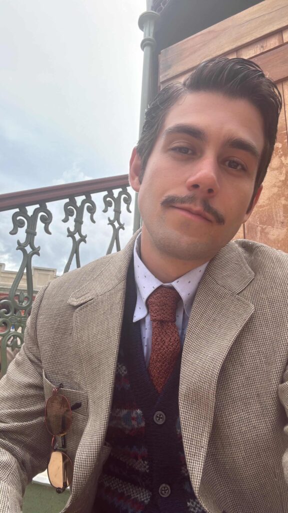 Manoel carrega no olhar o peso de quem aprendeu a silenciar o que sente. Em “A Nobreza do Amor”, Daniel Rangel constrói um personagem que não se explica, se revela nas entrelinhas. Foto: Acervo Pessoal.