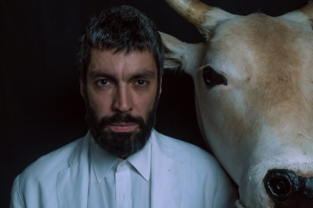 Um monólogo que atravessa o espectador e ecoa muito além do palco. Foto: Lorena Zschaber