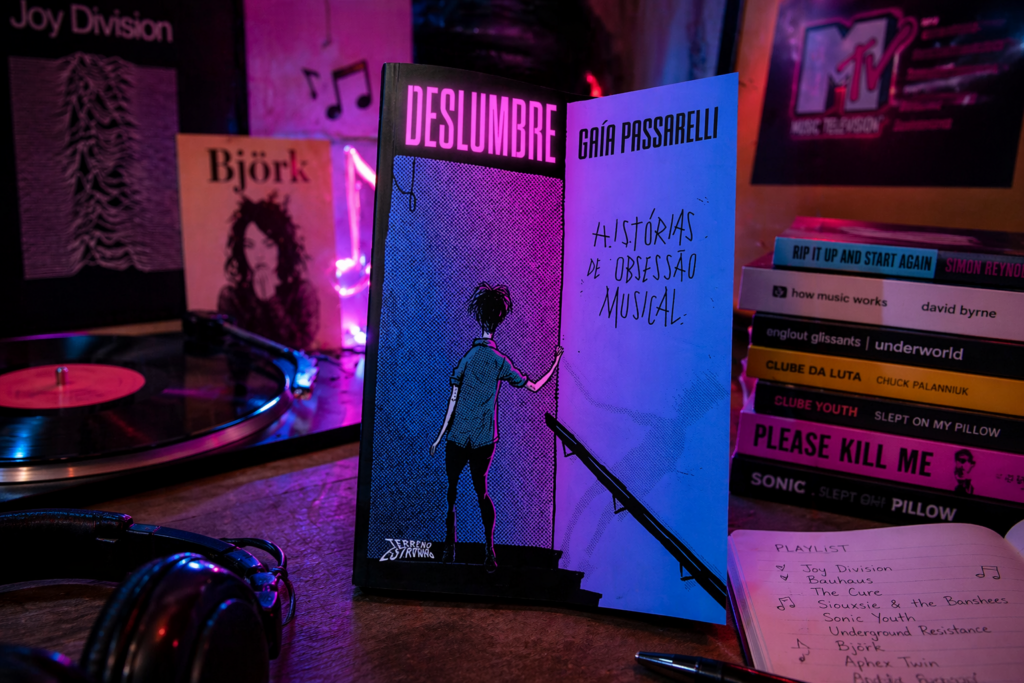 Entre memória e registro, o livro constrói uma linha do tempo afetiva da música.