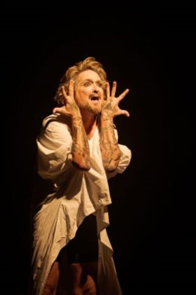 Corpo, voz e verdade: Bruno Caldeira em um espetáculo que atravessa o público.  Foto: Camila-Babsky