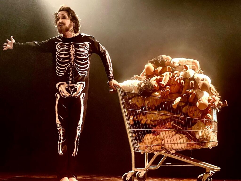 Em EGO, Bruno Caldeira convida a plateia a olhar para dentro. Foto: Camila-Babsk.