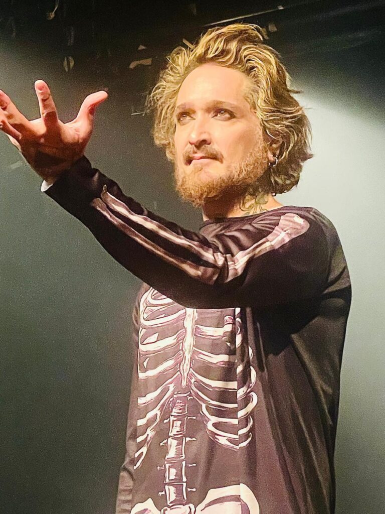 O palco vira espelho nas mãos de Bruno Caldeira. Foto: Camilla-Babsky.