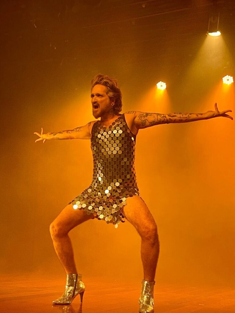 No palco, Bruno Caldeira transforma perguntas em experiência cênica.  Foto: Camilla-Babsky