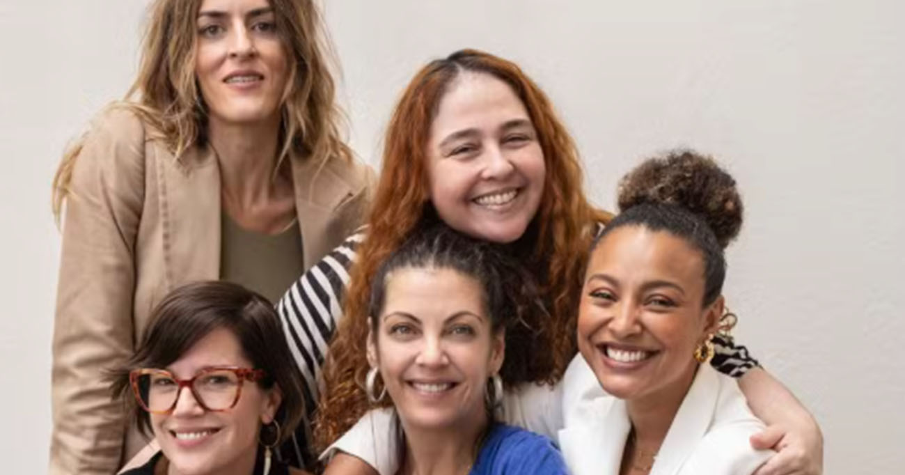 Juntas & Separadas marca um posicionamento de que histórias sobre mulheres maduras podem e devem ser contadas com complexidade, humor e verdade. E de que, quando a escrita nasce da vivência, ela não pede atenção, ela só chega, senta e conquista quem tem acesso. Foto: Foto: Laura Campanella