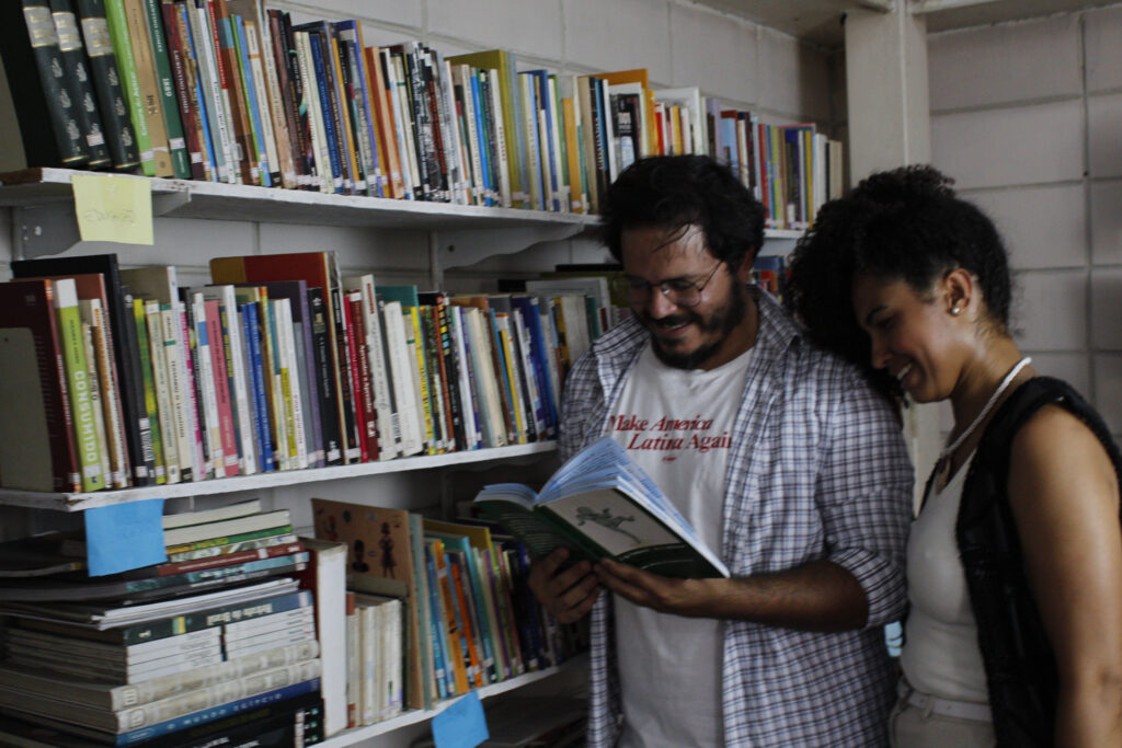 A câmera observa, mas também participa. O enquadramento aproxima, pressiona, expõe. Nos bastidores, a tensão já existe antes mesmo do “ação”. É ali que a série começa de verdade.
Foto: (Divulgação/Equipe No Solo Inimigo)