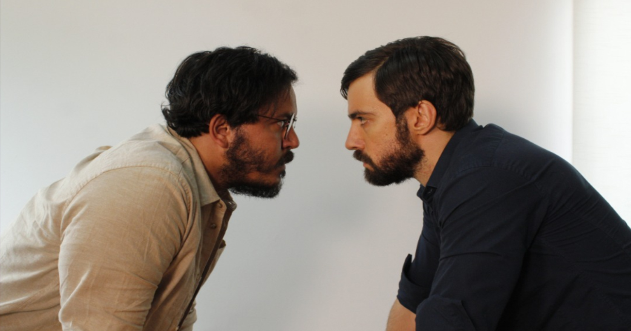 Entre cortes e ajustes, a cena ganha corpo. Não é só atuação, é construção coletiva. Cada gesto calibrado, cada silêncio pensado. No Solo Inimigo nasce nesse intervalo entre intenção e entrega. Foto: (Divulgação/Equipe No Solo Inimigo)