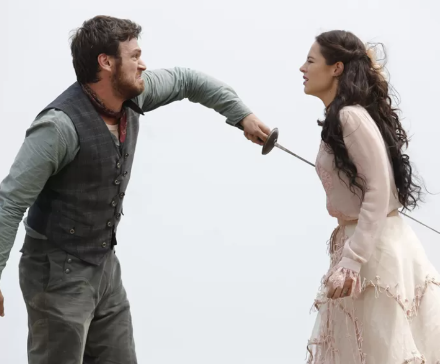 Ambição, inveja e crueldade marcam o desfecho da primeira fase de Além do Tempo. Pedro e Melissa, vividos por Emilio Dantas e Paolla Oliveira, selam seu destino em uma das cenas mais impactantes da novela, culminando na trágica morte de Melissa e evidenciando até onde a obsessão e o ódio podem levar. (Foto: Fábio Rocha/ Gshow)