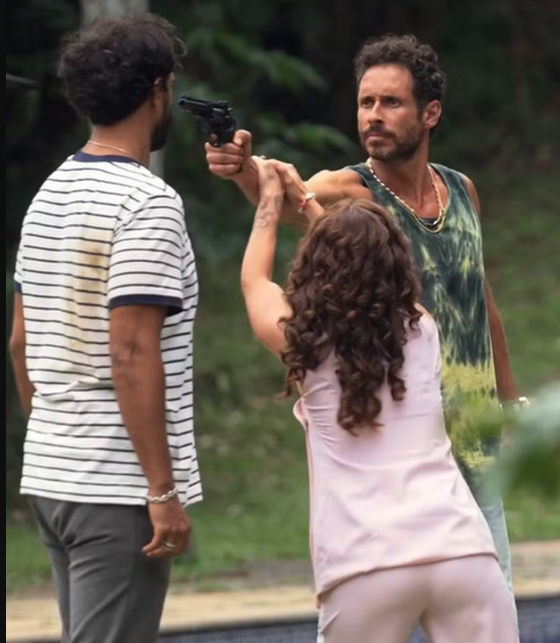 Matheus Prestes em cena como Tairone em Uma Babá Milionária, sucesso da Globoplay que evidencia sua intensidade e versatilidade no formato vertical. Foto: Reprodução/Globoplay.