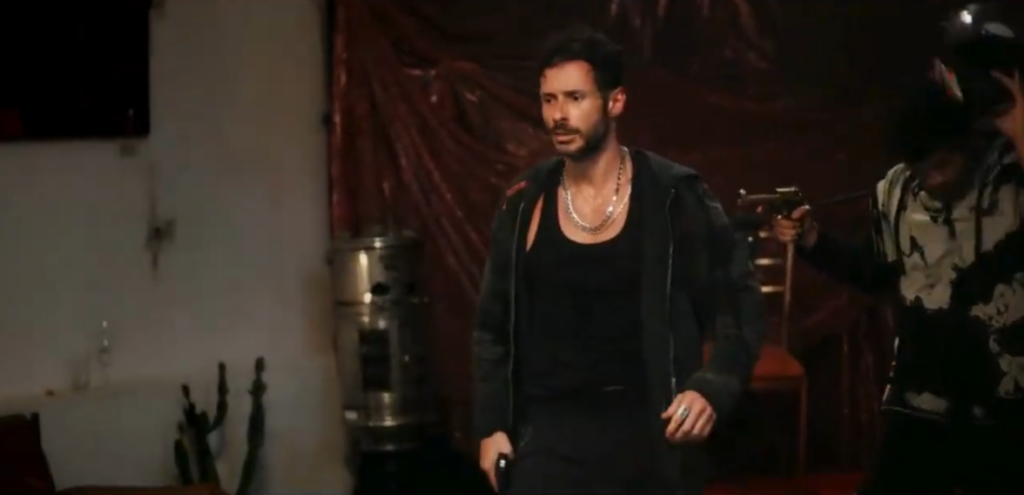 Em uma atuação intensa e visceral, Matheus Prestes dá vida a Binho, um antagonista marcado pela violência e por profundas cicatrizes emocionais. No longa, o ator mergulha em camadas complexas do personagem, explorando os limites entre poder, dor e humanidade. Com entrega e precisão dramática, sua performance reforça o talento e a versatilidade que consolidam sua ascensão no cinema brasileiro. Foto: Reprodução/YouTube.