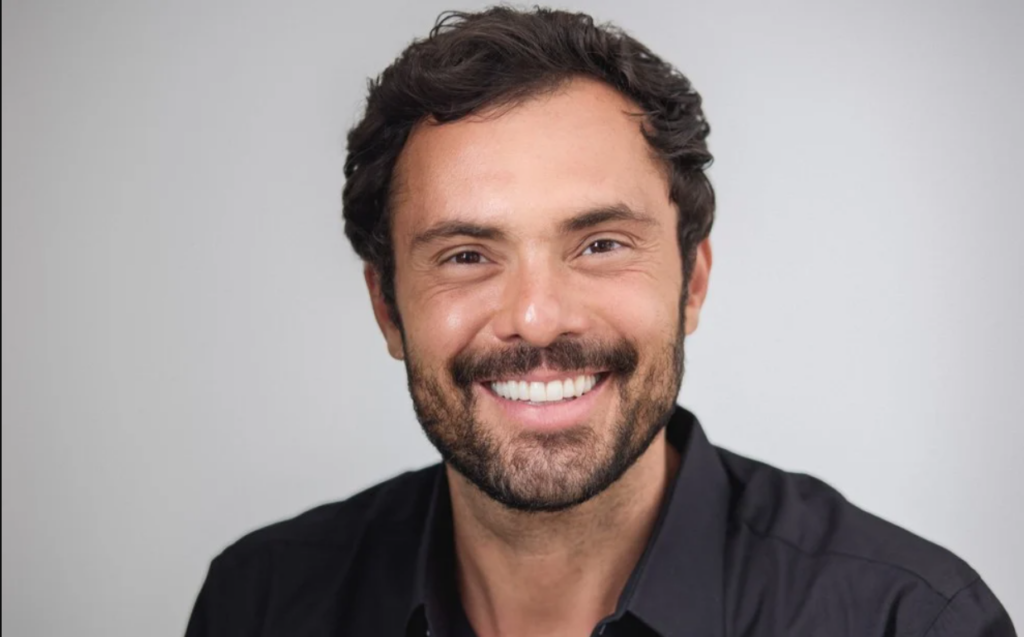 Entre o Brasil, Portugal e o Irã, Adriano Toloza constrói uma carreira sem fronteiras, guiada pela paixão pela arte e pela busca constante por novos desafios. Foto: Joyce Braga.