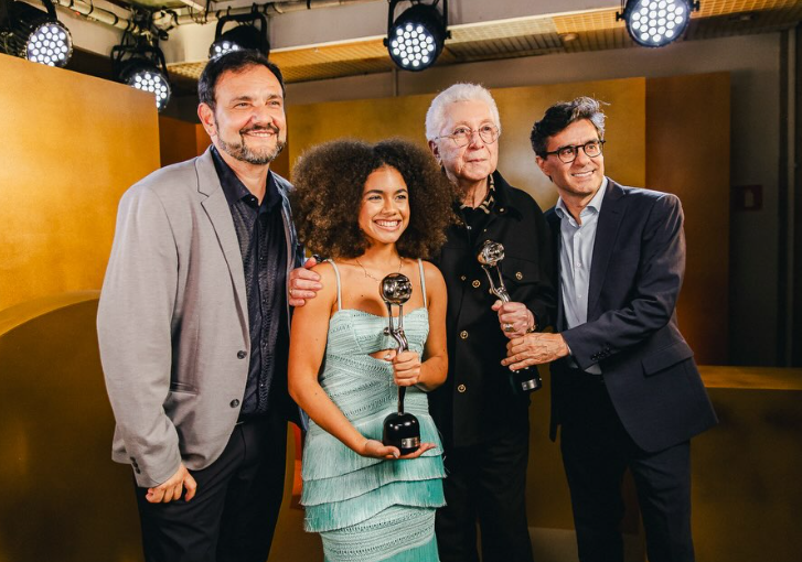 Por trás de um grande novelão, existe uma construção coletiva. Aguinaldo Silva, Virgílio Silva e Zé Dassilva mostram sintonia na escrita, enquanto o elenco potencializa cada camada. O prêmio de novela do ano é consequência de um trabalho que entende o público e respeita o gênero. Foto: Divulgação / Globo.