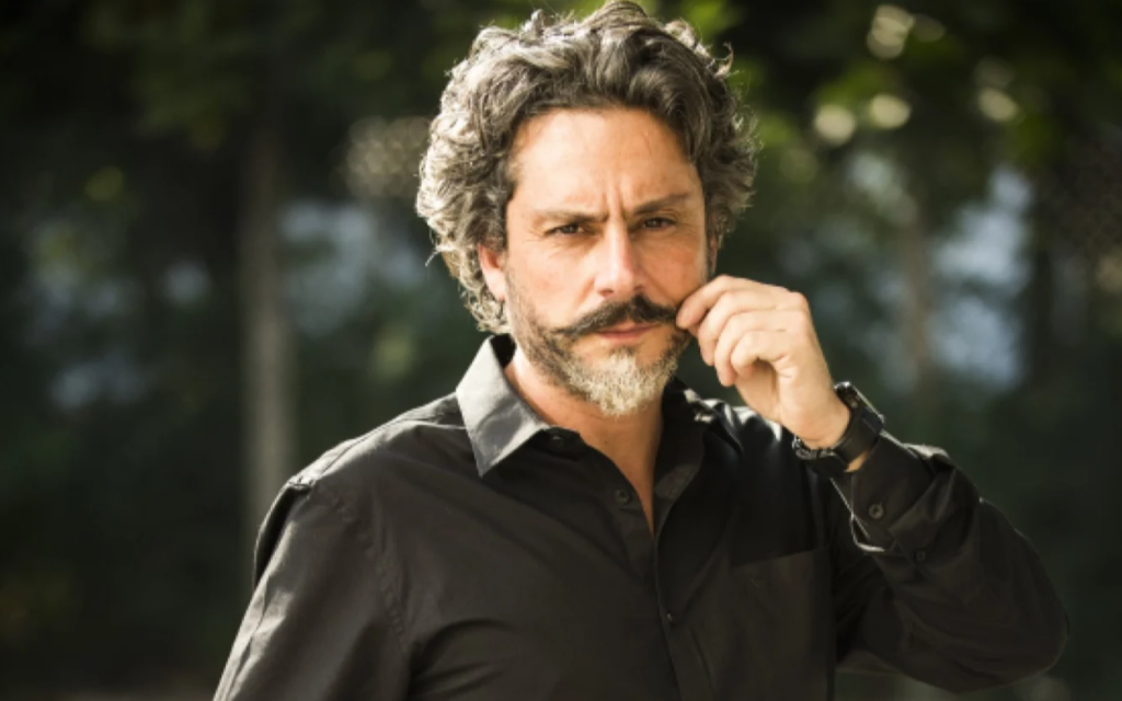 José Alfredo de Medeiros não é apenas um protagonista, é uma força narrativa. Um homem movido por poder, amor e obsessão, que constrói um império enquanto tenta, a todo custo, não desmoronar por dentro. Foto: Divulgação/Globo.
