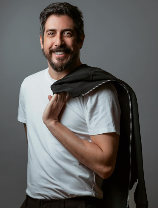 Miguel não entra em cena, ele chega carregado de história. Entre tradição, afeto e controle, o personagem se constrói no detalhe: no olhar que observa antes de falar, na pausa que revela mais do que o texto. Foto: @hello_helton