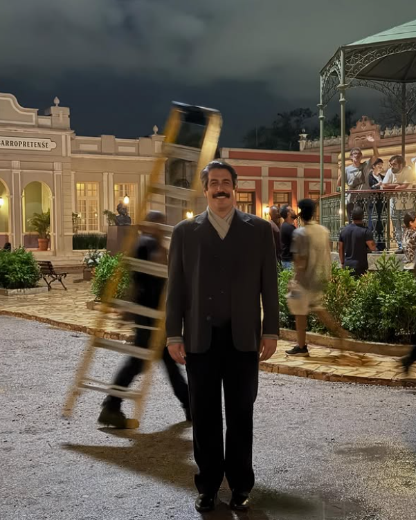 Há atores que interpretam. Outros atravessam o personagem. Eduardo Mossri caminha nesse segundo lugar, onde memória, identidade e intuição se misturam sem precisar explicar demais. O que aparece em cena não é só técnica é história que encontra forma no corpo.
Foto: Rayssa Bratillieri