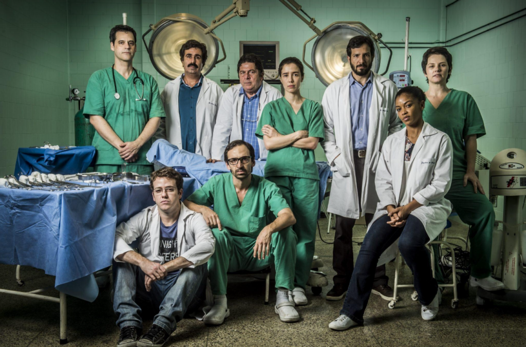 Sob Pressão é um retrato pulsante de um país em estado de urgência.
A série encontrou sua força ao olhar para além da doença e focar em quem está ali: médicos, pacientes, histórias que se cruzam sob pressão constante. Fotos: Maurício Fidalgo/Globo