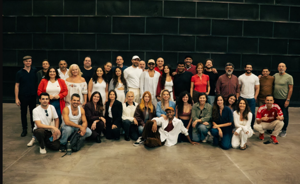 Parte do elenco da segunda temporada de Tremembé reunido durante o início das gravações em São Paulo, marcando a nova fase da produção que amplia seu universo com personagens inspirados em casos de grande repercussão nacional.
Foto: Divulgação/Amazon
