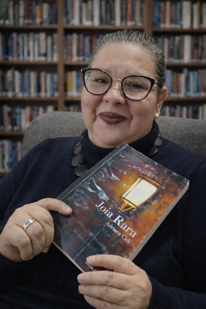 Adriana Celi celebra sua trajetória literária com Joia Rara, obra que evidencia sua sensibilidade narrativa e sua paixão por histórias que atravessam o tempo e as emoções. Foto: Arquivo Pessoal.