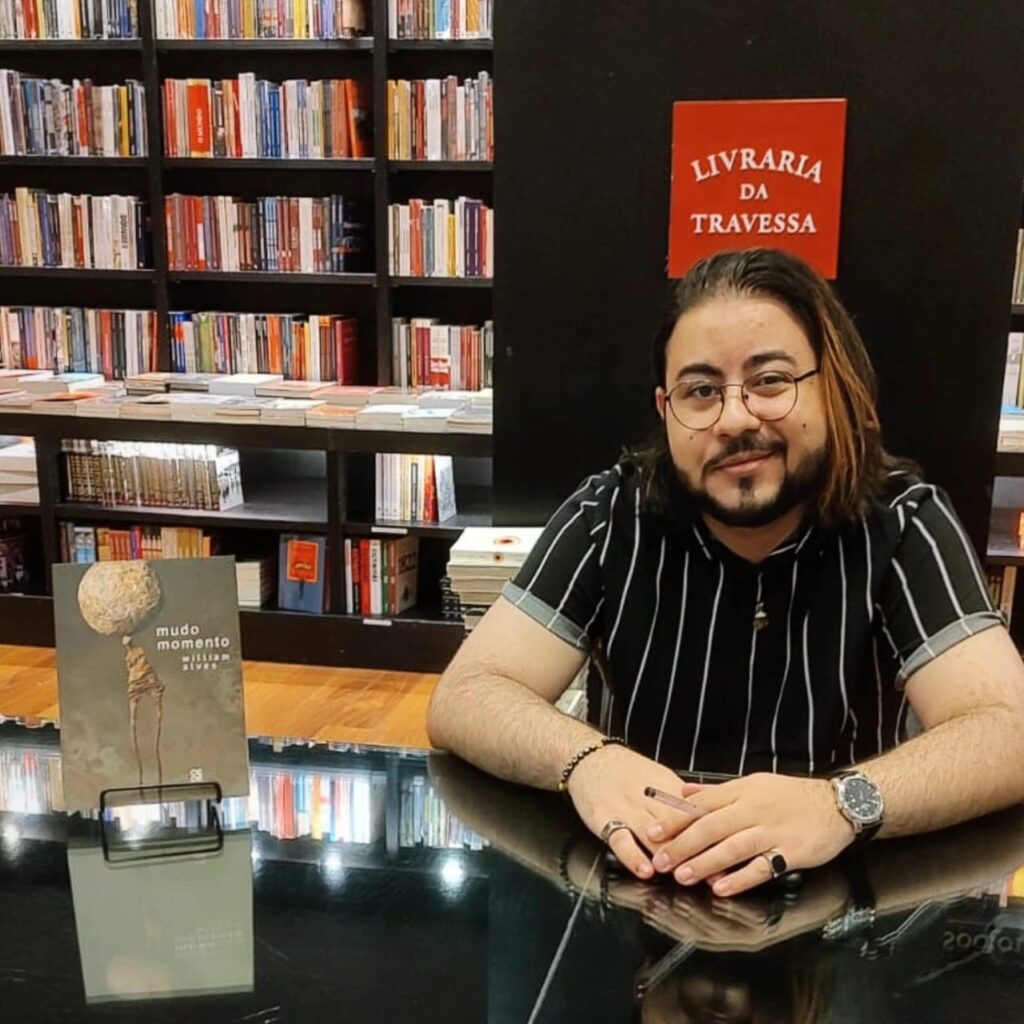 William Alves no lançamento de Mudo Momento: o encontro entre anos de escrita silenciosa e o momento de finalmente ser lido. Foto: Arquivo Pessoal.