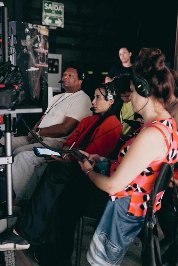 Entre enquadramentos desafiadores e ritmo acelerado, Naína de Paula lidera as gravações de Loquinha, projeto pensado para dialogar com o consumo contemporâneo nas redes sociais. Foto: Globo/Beatriz Damy.