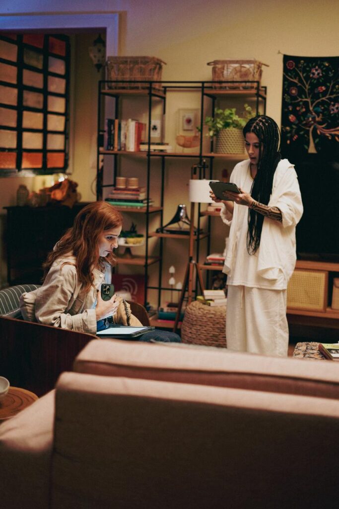 Entre enquadramentos desafiadores e ritmo acelerado, Naína de Paula lidera as gravações de Loquinha, projeto pensado para dialogar com o consumo contemporâneo nas redes sociais. Foto: Globo/Beatriz Damy.