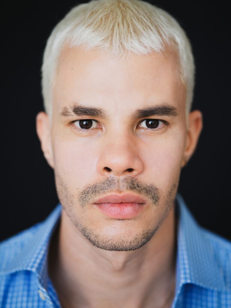 Vinícius Teixeira leva para a TV um trabalho que nasce da pesquisa, do corpo e da escuta e que se reflete em cada cena. Foto: Arquivo Pessoal.