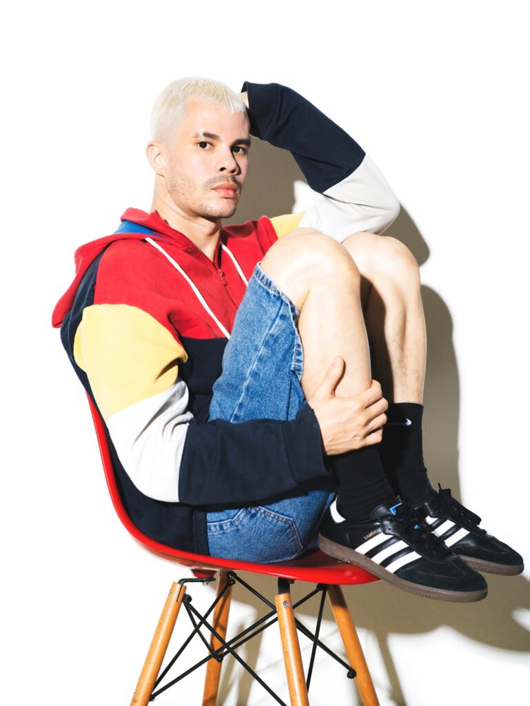 Entre o carisma e o perigo, Vandilson ganha densidade na interpretação precisa de Vinícius Teixeira. Foto: Arquivo Pessoal.