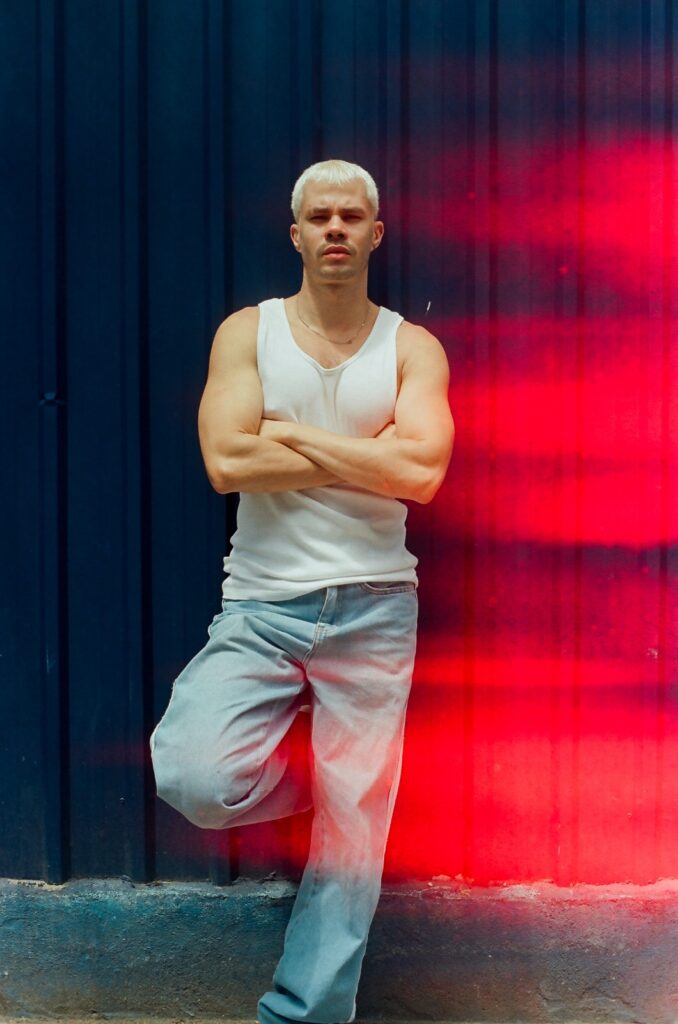 Com olhar atento aos detalhes, Vinícius Teixeira faz de Vandilson um personagem que vai além do estereótipo. Foto: Arquivo Pessoal.