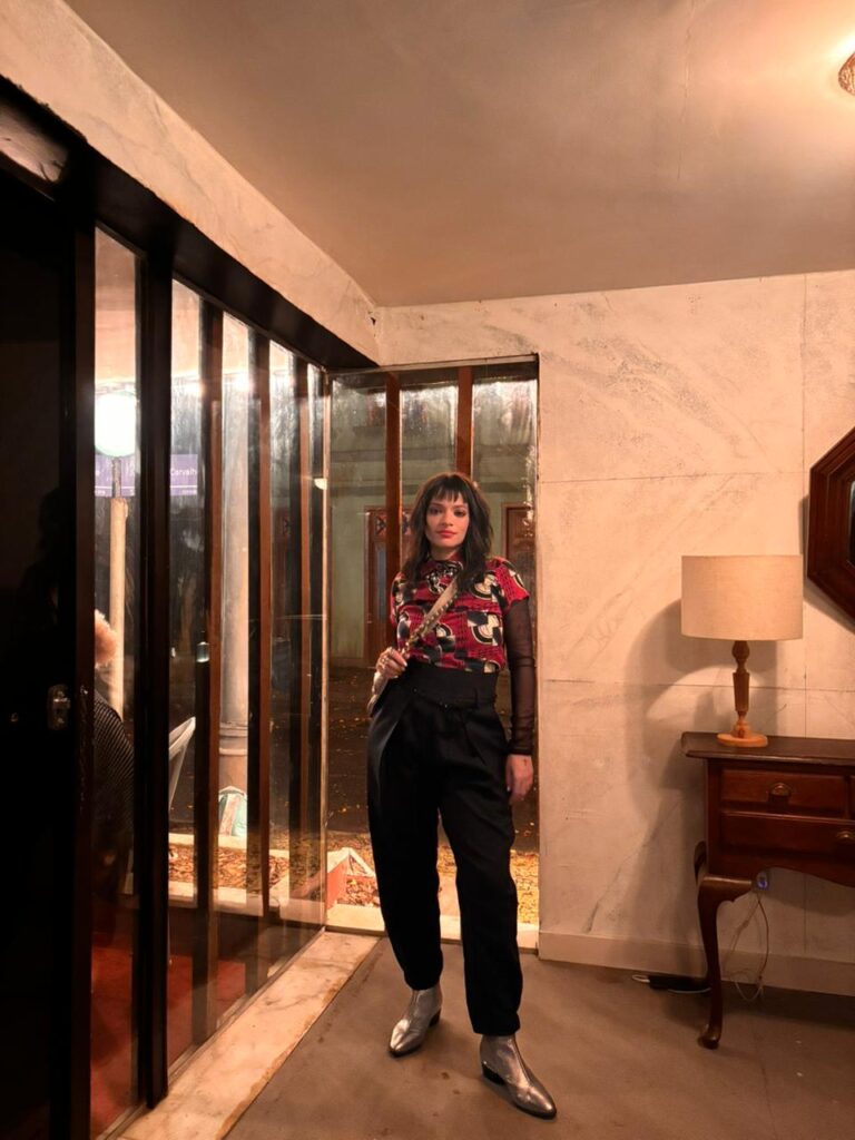 Caracterizada como Teca, Ingrid Gaigher entrega uma atuação intensa e sensível, ampliando os conflitos e emoções em Loquinha.
Foto: Beatriz Damy