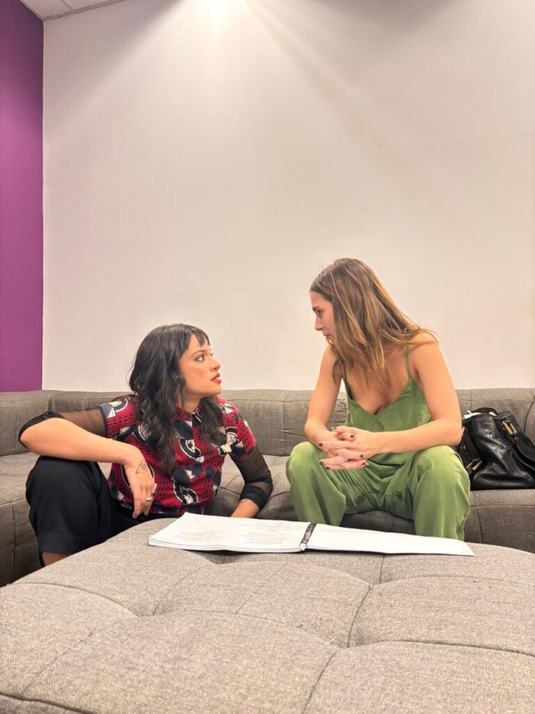 Nos bastidores de Loquinha, Ingrid Gaigher e Daphne Bozaski compartilham talento e cumplicidade, revelando a força feminina que marca a dramaturgia contemporânea.
Foto: Beatriz Damy