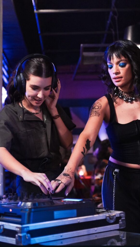 Entre amor, tensão e desejo, Teca ganha vida na interpretação envolvente de Ingrid Gaigher em Loquinha.
Foto: Beatriz Damy.