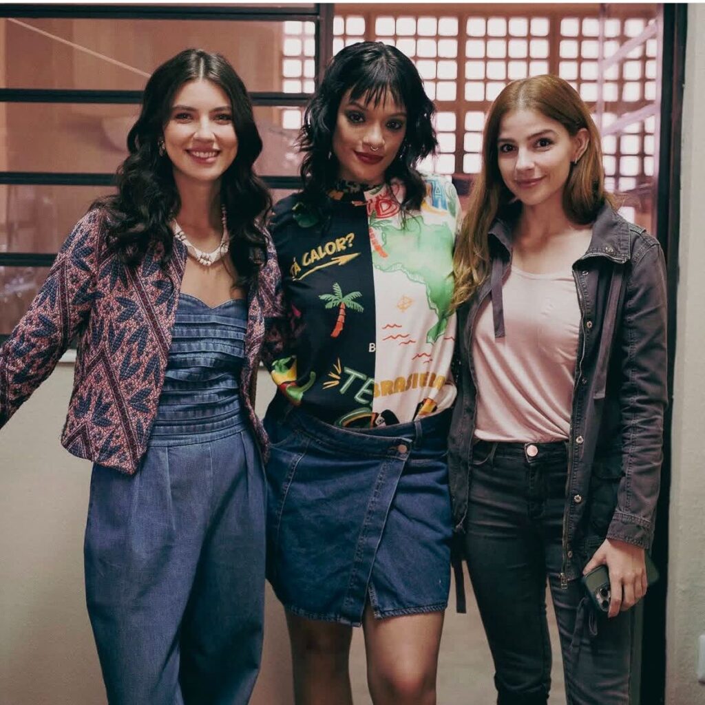 Ingrid Gaigher ao lado das protagonistas Lorena e Juquinha celebra a força e a representatividade de Loquinha, uma história que rompe paradigmas e emociona o público com sensibilidade e autenticidade.
Foto: Beatriz Damy