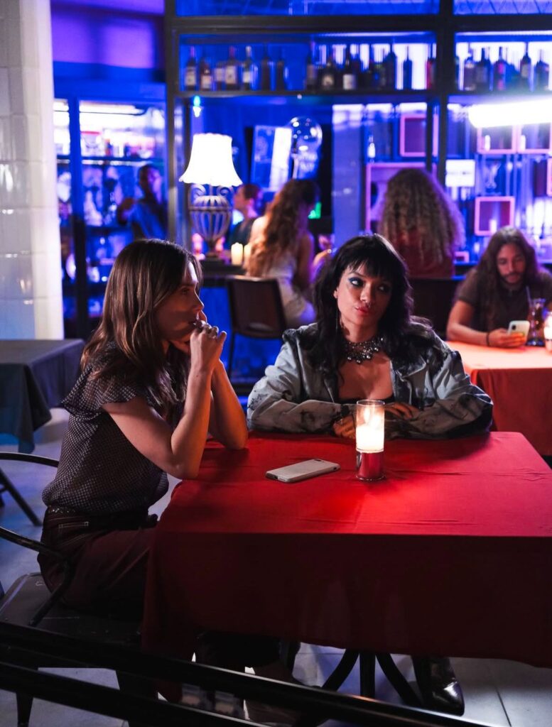 Entre luzes, câmeras e emoção, Ingrid Gaigher se prepara para dar vida à Teca, personagem que movimenta a trama da novelinha vertical Loquinha.
Foto: Beatriz Damy