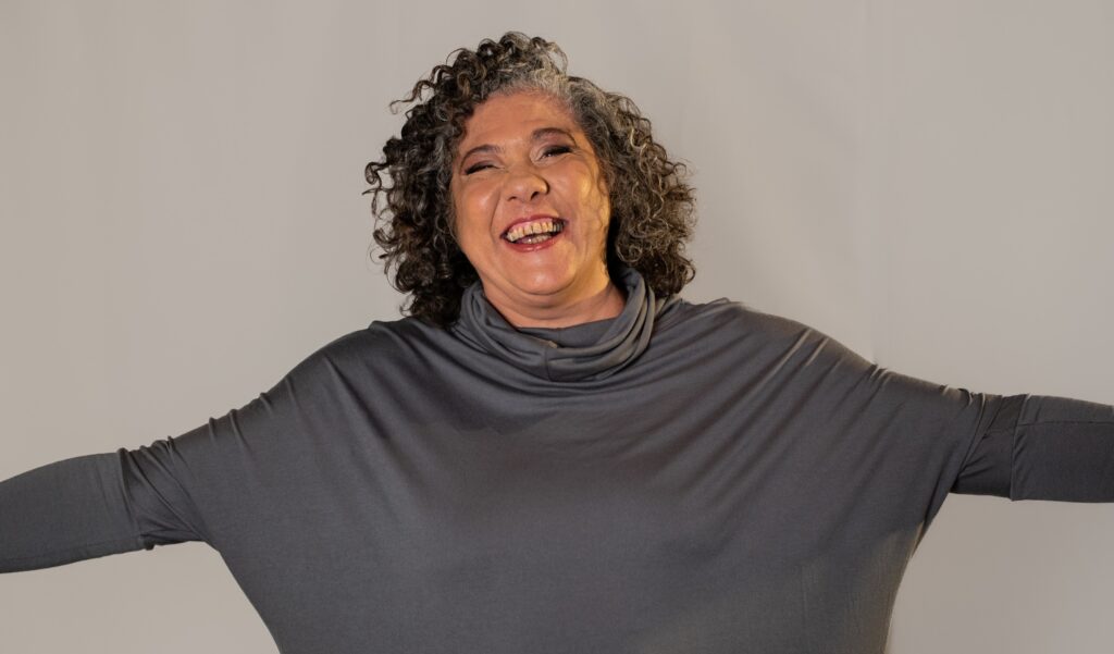 Com décadas de carreira, Docy Moreira segue reinventando sua arte em cada novo desafio. Foto: Pedro Lanna