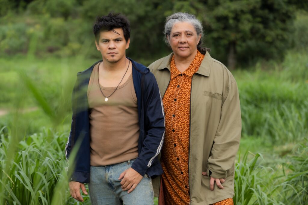 Entre silêncios, feridas e afetos interrompidos, Docy Moreira e Adanilo constroem em Os Outros uma relação de mãe e filho marcada por dor, tensão e humanidade. Domingas e Diego carregam cicatrizes profundas — e os dois atores transformam esse vínculo quebrado em uma das dinâmicas mais intensas da temporada. Foto:  Globo/Beatriz Damy