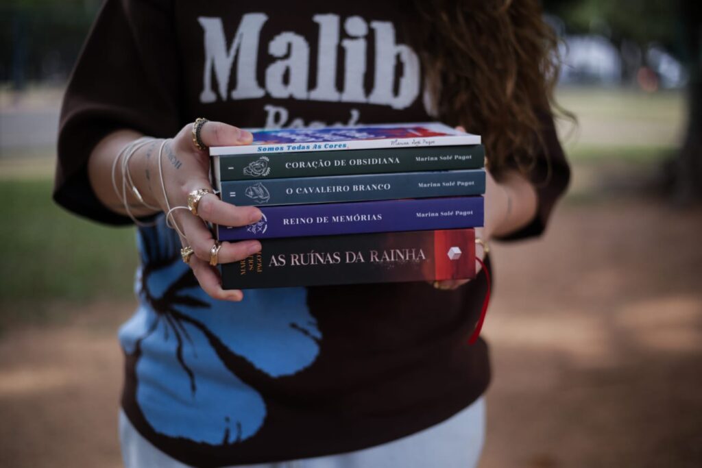 A trajetória de Marina Solé Pagot atravessa fantasia, poesia, memória e experimentação — cinco livros que revelam uma autora em constante transformação. Foto: @isabelle.rieger