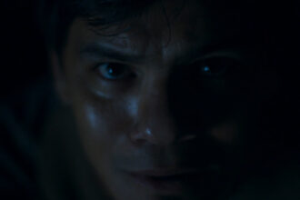 Marcado pela culpa e por um passado devastador, Diego expõe sua dor mais profunda em um dos momentos mais impactantes de Os Outros. No episódio 7, o personagem atinge seu limite emocional e transforma sofrimento em desespero, em uma atuação intensa e comovente que redefine sua trajetória na trama. Foto: reprodução/Globoplay