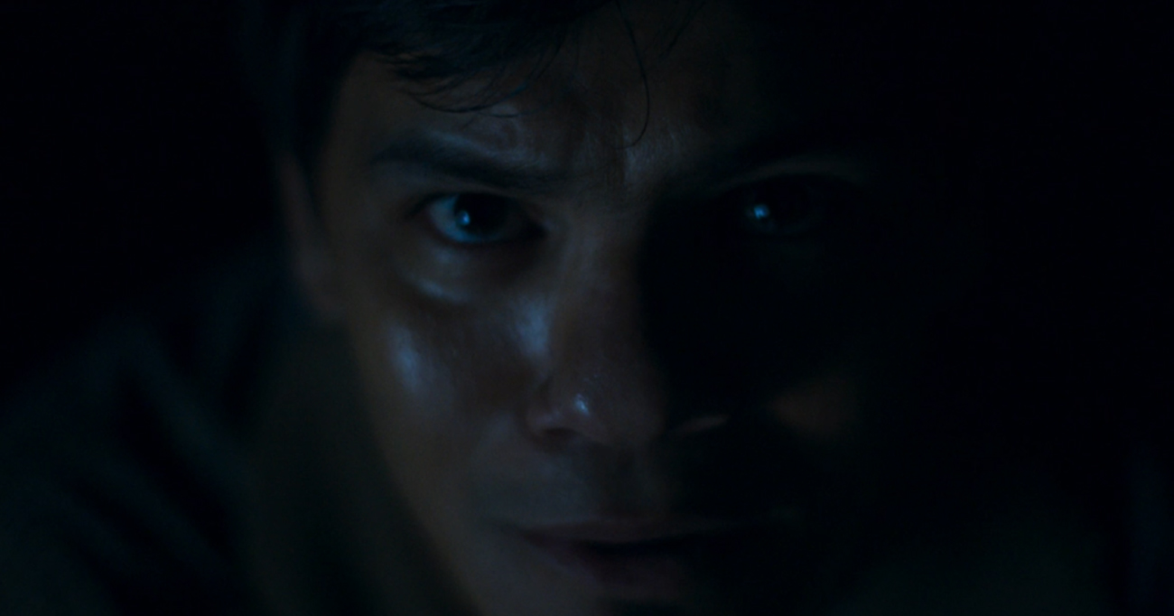 Marcado pela culpa e por um passado devastador, Diego expõe sua dor mais profunda em um dos momentos mais impactantes de Os Outros. No episódio 7, o personagem atinge seu limite emocional e transforma sofrimento em desespero, em uma atuação intensa e comovente que redefine sua trajetória na trama. Foto: reprodução/Globoplay